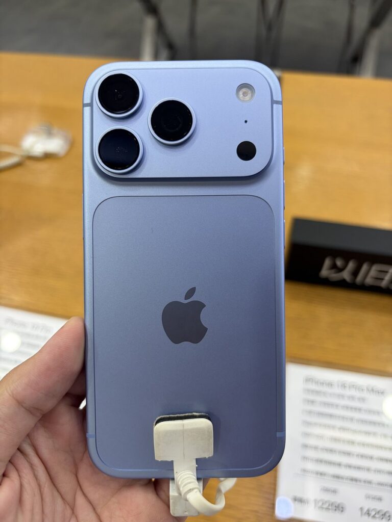 Parte trasera del iPhone 18 Pro en color azul con su módulo de tres cámaras