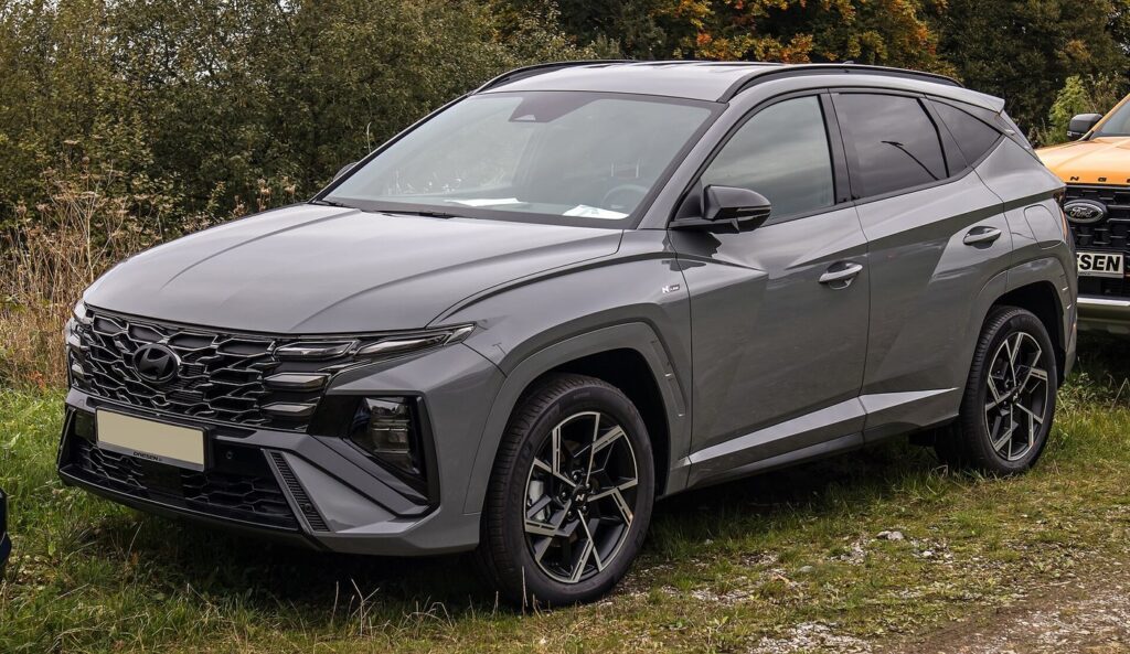 Hyundai Tucson híbrido 2026 en color gris, vista delantera tres cuartos